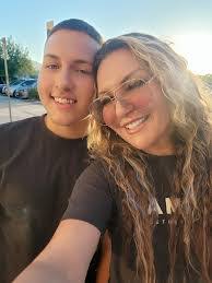 Lisa Griggs's Instagram, Twitter & Facebook