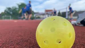 Badminton is a racquet sport played using racquets to hit a shuttlecock across a net. Trendsport Aus Den Usa Pickleball In Hochstadt An Der Aisch Br24