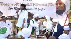 Habib ali zainal abidin bin abdurrahman al jufri merupakan ikon da'i sunni yang kiprahnya tidak hanya di dunia islam, tapi juga. Ketika Habib Ali Al Jufri Dan Kiai Anwar Manshur Berbagi Berkah Melalui Air Minum