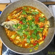 Peras 1 buah jeruk nipis dan taburkan garam ke masukkan 3 jamur, tumisan ayam fillet, udang, dan sayuran. Buatkan Siakap Tom Yam Ni Padu Habis Rasanya Macam Makan Di Restoran Thai Keluarga