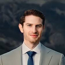 Eli Albrecht's Instagram, Twitter & Facebook