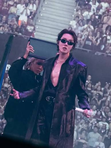ARMY ARGENTINA | La fotógrafa Elena Ferrarini compartió nuevas imágenes hoy  de Hobi durante el Arirang World Tour en Europa 🌍✨ J-Hope está en llamas  🔥🔥 Esa... | Instagram