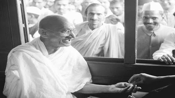 गांधी ने कहा था कि एक दिन उनके समर्थक ही उन्हें नीचे धकेल देंगे क्योंकि... - Gandhi jayanti Rajmohan Gandhi on Why Gandhi Predicted His Own Fall in India -