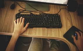 個室から性行為を生配信、大量の使用済みティッシュが散乱…本当にいるネカフェの「ヤバイ客」 | 文春オンライン