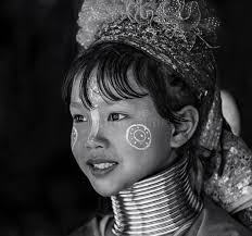 Portrait De Petite Fille Appartenant En Longue Communauté De Tribu De Cou  S'asseyant En Dehors De Sa Maison En Long Village De Co Photo stock  éditorial