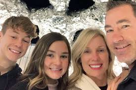 Mom Spots Hospital Worker Reading Storybook to Critically Ill Daughter and  Snaps Photo That Goes Viral