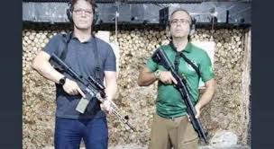Mario frias, secretário especial da cultura, anda e despacha armado no ambiente de trabalho, deixando a arma visível na cintura. I6qlo10mm8jvwm