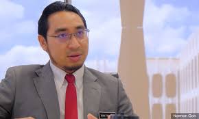 Ketua pemuda bersatu yang baharu wan ahmad fayhsal wan ahmad melihatnya dirinya sebagai melayu dahulu dan selepas itu rakyat malaysia, senada dengan perdana menteri muhyiddin yassin sedekad yang lalu, semasa diajukan soalan sama menyentuh isu identiti dan perpaduan. Malaysiakini Wan Fayhsal Bersatu A More Progressive Force Within Pn