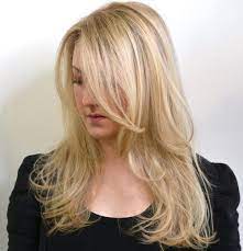 Layered Blonde Hairstyle With Long Side Bangs Lange Dunne Haare Zopf Lange Haare Seitlicher Pony Lange Haare