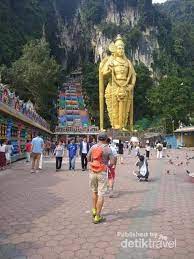 Batu caves adalah kuil hindu, juga tempat wisata yang terkenal di malaysia. Foto Kuil Hindu Terbesar Di Malaysia