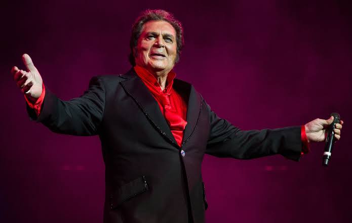 Engelbert Humperdinck eyes becoming Glastonbury's oldest ever performer at 87