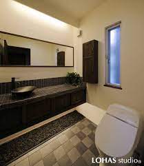 砂利を敷き野趣を演出したトイレの様子 モダン 和モダン リフォーム