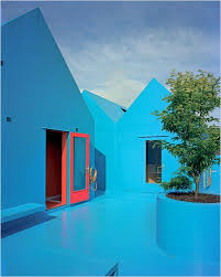 Une Maison Bleue Posee Sur Le Toit D Un Immeuble A Rotterdam Maison Bleue Immeuble Rotterdam
