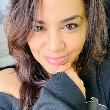 Iris Dewitt's Instagram, Twitter & Facebook