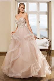 Jahrhundert konnten sich nur wenige bräute ein spezielles kleid ausschließlich für die hochzeit leisten. Welche Brautkleidfarbe Fur Welchen Hauttyp Brautmoden Boos