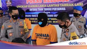 Juego tu novela con bts cap 1 hora. Tabrak Pria Duduk Di Tengah Jalan Bikin Sopir Truk Pertamina Jadi Tahanan