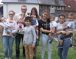 Les stations labellisées famille plus répondent scrupuleusement à 110 exigences précises et 6 engagements au service de la réussite de. Au Coeur Des Familles Les Plus Nombreuses De France 6 A 16 Enfants A La Maison Documentaire Programme Tv Replay
