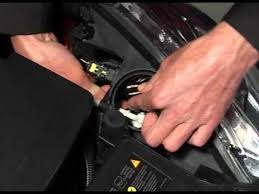 Changement d'ampoule feux de route renault clio iv. Clio Remplacement Des Feux Avant Youtube