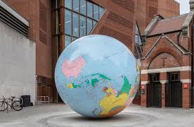 pin 3 lse日前展示設在學生中心外的公共藝術品 反轉的世界 the world turned upside down via 蔡英文母校lse矮化台灣外交部籲尊重兩岸分治事實 蘋果新聞 london school of economics british university turner prize