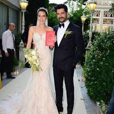 She is known for her roles as necla tekin on yaprak dökümü based on the novel by reşat nuri güntekin, and as feride in the tv series çalıkuşu, based on the novel by reşat nuri güntekin. Fahriye Evcen And Burak Ozcivit Wedding Day Fahriye Evcen Ozcivit Picture 56416488 454 X 454 Fanpix Net