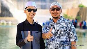 Semoga selalu dalam lindungan allah swt.semoga kita bisa. Biodata Gus Azmi Layarlirik