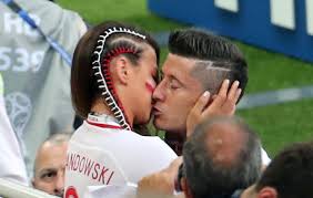 How anna made robert lewandowski the fittest footballer on earth. Fifa World Cup 2018 Lewandowski S Viral Kiss Frame By Frame Robert Lewandowski Poland Kisses His Wife Anna Marca English