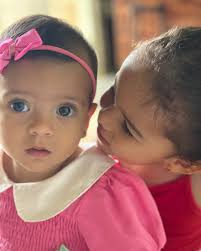 Minha doce afilhada Mariana, hoje é um dia muito especial, pois celebramos  o seu primeiro aninho de vida! Que privilégio é acompanhar de perto o seu  crescimento, o seu sorriso iluminado e