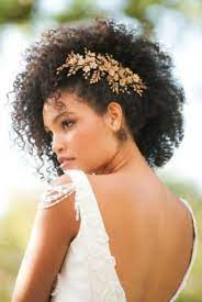 Coiffure Pour Une Mariee En 2020 Coiffure Mariage Coiffure Mariee Mariage Cheveux Boucles