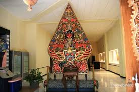 Untuk melihat lihat semua koleksi yang ada di gedung dengan 2 tingkat ini saya membutuhkan waktu sekitar 3 jam. Museum Ronggowarsito Semarang
