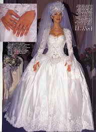 Celine Dion S Age Of Innocence Wedding Dress She Looks Like A Modern Day Princess But The Headdress Weighed 7kg Trouwjurk Trouwdag Bruid