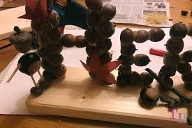 In einem glas oder in einer schönen vase rund um eine hohe kerze ergänzen sie. Herbst Zeit Zum Basteln Mit Eicheln Und Kastanien