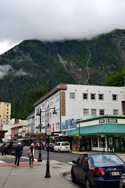 A zone based on utc−10:00 that covered much of central alaska in the early 20th century, and a zone based on utc−09:00 zone that has covered all of the state except the aleutian islands since 1983. Juneau A Capital Do Alasca Um Pouquinho De Cada Lugar