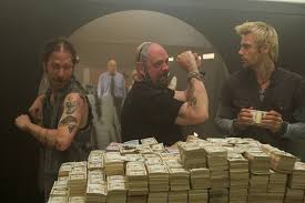 Il film con christian bale e heath ledger merita di diritto un posto nella hit parade dei migliori film sulle rapine grazie alla spettacolare sequenza iniziale che mostra un colpo ad una banca realizzato da alcuni criminali che indossano maschere da clown per celare la propria identità. Doppia Rapina Con Caos E Risate Mymovies It