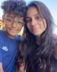 Lina Mena's Instagram, Twitter & Facebook