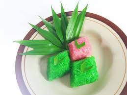 Wajik klethik adalah makanan manis yang terbuat dari ketan dan kelapa muda yang di masak mungkin itulah mengapa disebut wajik klethik. Wajik Wikipedia