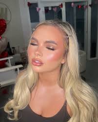 Lauren Kenna's Instagram, Twitter & Facebook