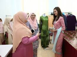 Tengku permaisuri ketika itu sudah hendak menaiki kenderaan rasmi bersama dymm sultan selangor. Tengku Permaisuri Selangor Santuni Penghuni Rumah Puteri Arafiah Selangorkini