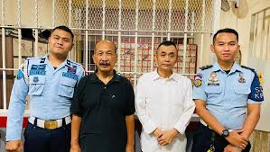 Sunda empire muncul tak lama setelah berita keraton agung sejagat bermunculan. Petinggi Sunda Empire Dibebaskan Ini Fakta Faktanya