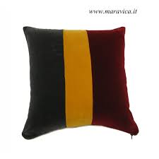 Trasforma il tuo living con un divano in stile moderno: Cuscino Arredo Moderno Velluto Grigio Giallo E Bordeaux Made In Italy