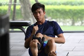 Cô dâu mặc váy hồng hở vai, xẻ tà khoe bờ vai và đôi chân thon gọn, tóc búi cao. Phan VÄƒn Ä'á»©c Trá»Ÿ Láº¡i Ä't Viá»‡t Nam Ä'áº¥u Vá»›i Kyrgyzstan Va Malaysia