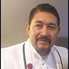 Existen falsos líderes que actúan como jefes, que se creen hacendados y que  tratan a los miembros de su organización como subordinados. Estas personas  no sólo carecen de un liderazgo verdadero, sino