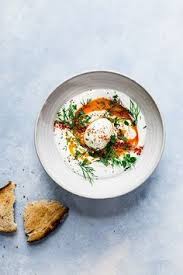 Turkish Eggs 3 C A Soupe Bombees De Yogourt Nature Avec Du Bon Gras A Temperature Ambiante 1 2 Gou Recettes De Cuisine Cuisine Turque Nourriture
