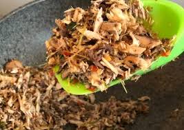 Ikan cakalang sendiri masih satu keluarga dengan ikan tuna sehingga mirip bentuknya namun dengan ukuran lebih kecil. Ikan Cakalang Suwir Manado