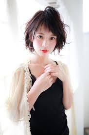 小顔に見えるゆるふわウェーブパーマのひし形ショートボブ papersのヘアスタイル ショートボブ パーマ 前髪あり ボブパーマ 前髪あり パーマ
