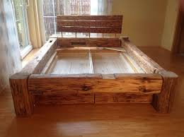 Dieses Bett Besteht Aus Gebrauchten Holzbalken Diese Wurden Mehrfach Gereinigt Und Abgeschliffen Kleine Holzbalken Bett Rustikale Mobel Holzbett Selber Bauen