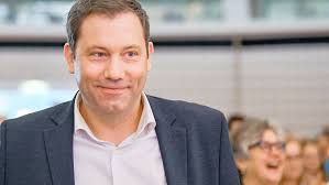 Berlin: Band im Bundestag: Wenn Lars Klingbeil zur Gitarre greift und Omid  Nouripour rappt