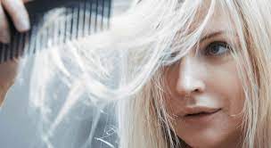 Ils peuvent apparaître dès l'adolescence ou seulement après pour d'autres. Cheveux Blancs 6 Astuces Pour Les Camoufler