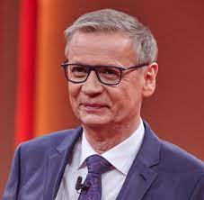 Dass günther jauch in vielen bereichen bestens informiert ist, stellt er regelmäßig in der show 5 gegen jauch unter beweis. Wer Wird Millionar Kohl Enkel Holt 64 000 Euro Bei Jauch Welt