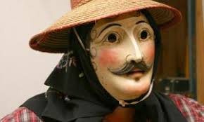 Der Kulturwissenschaftler Michael Stöhr hat rund 10.000 Masken aus vielen  Kulturen gesammelt