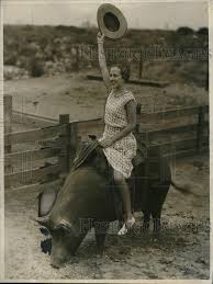 1931 Press Photo Ernestine Briscoll At Hog Rodeo Of The Los Angeles County Fair Old Time Photos Ghost In The Machine Black And White Pictures